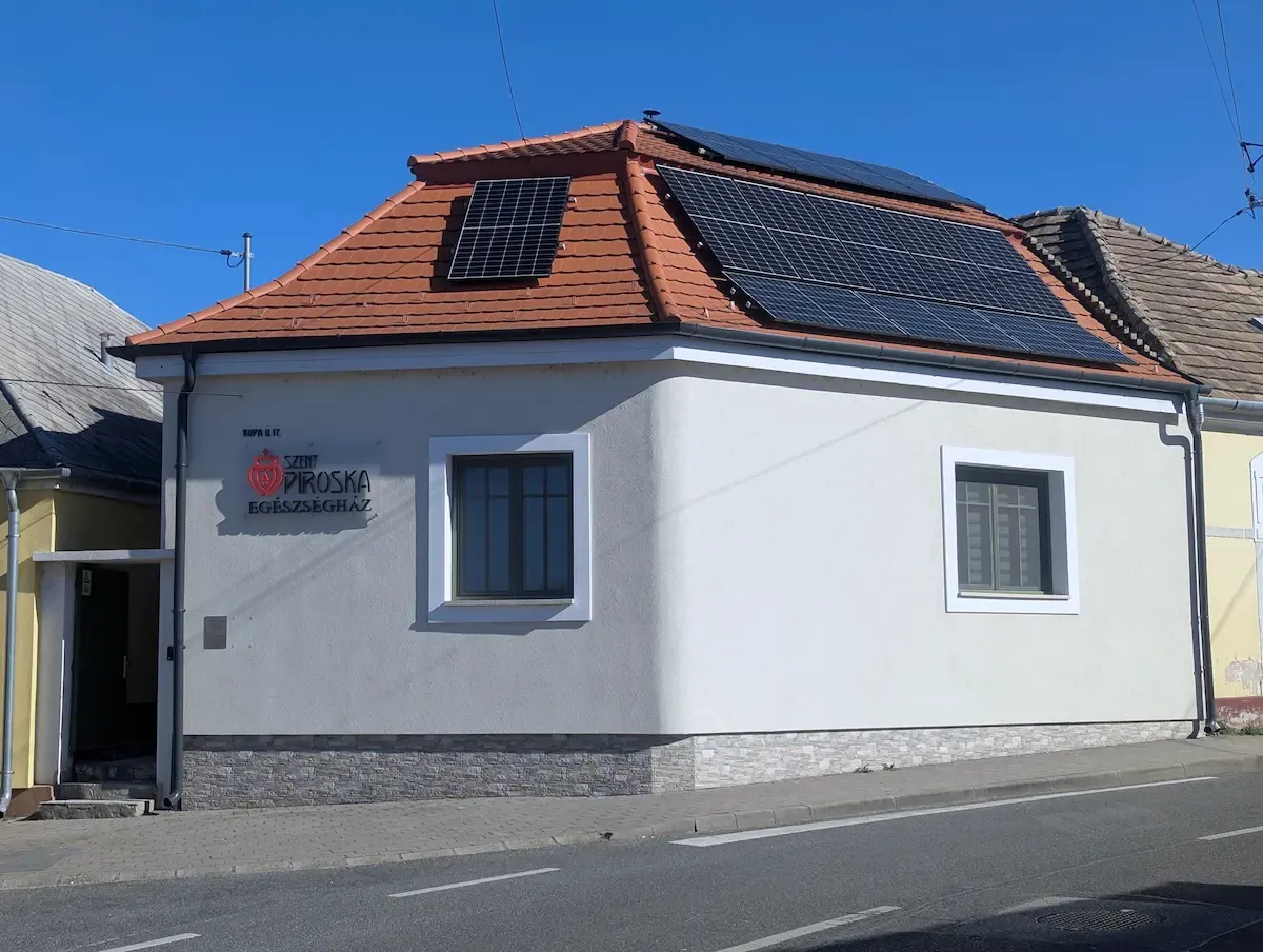 A Szent Piroska Egészségház bejárata, Veszprém, Kupa u. 17.
